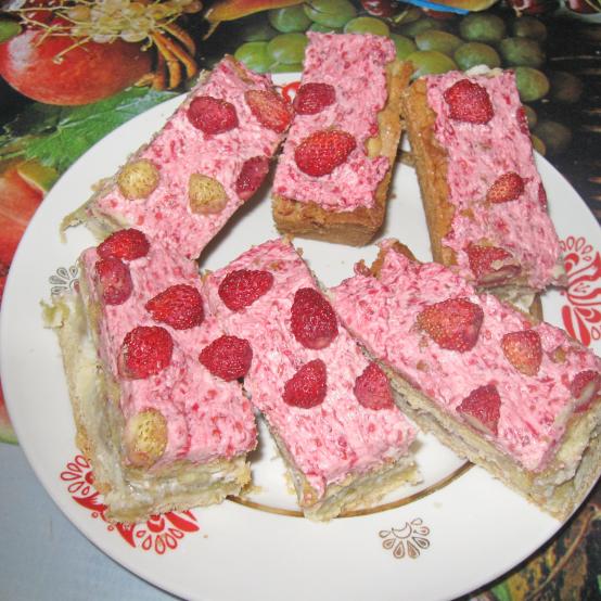 Рецепти:  Смачний ніжний сунично-ревеневий пиріг