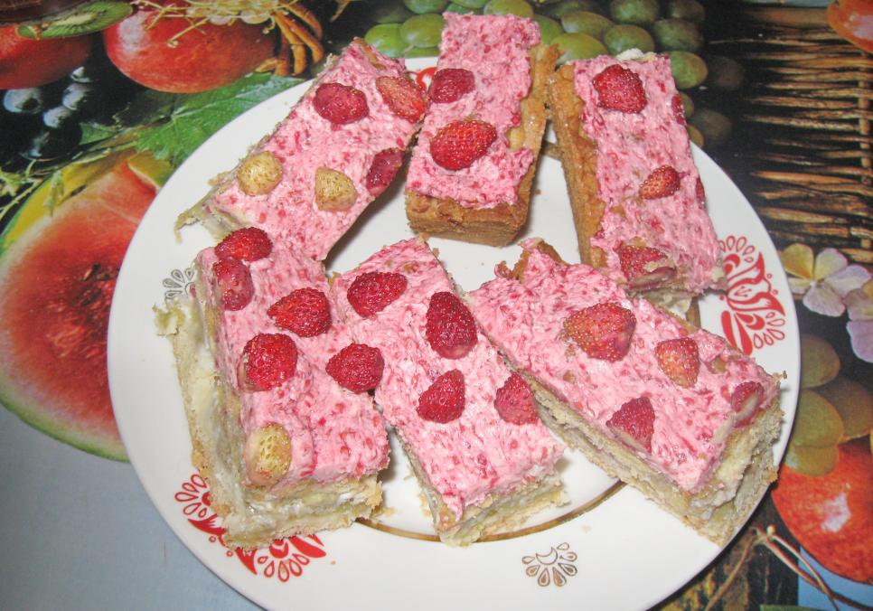 Рецепти:  Смачний ніжний сунично-ревеневий пиріг