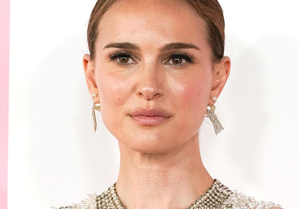 Наталі Портман зачарувала на показі Dior: елегантність у білому Наталі Портман зачарувала на показі Dior: елегантність у білому