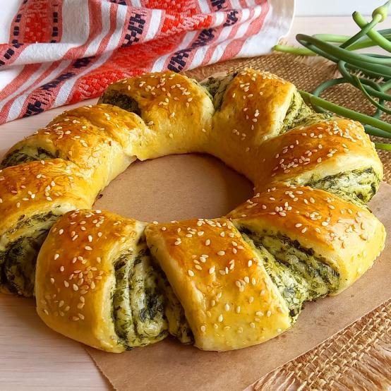 Рецепти:  Смачний ароматний вінок із часниковими стрілками
