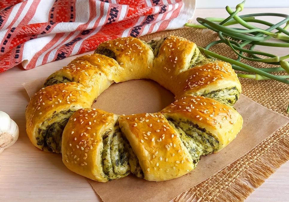 Рецепти: Смачний ароматний вінок із часниковими стрілками Рецепти: Смачний ароматний вінок із часниковими стрілками