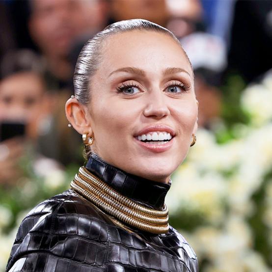 Майлі Сайрус показала ефектний образ на червоній доріжці Met Gala