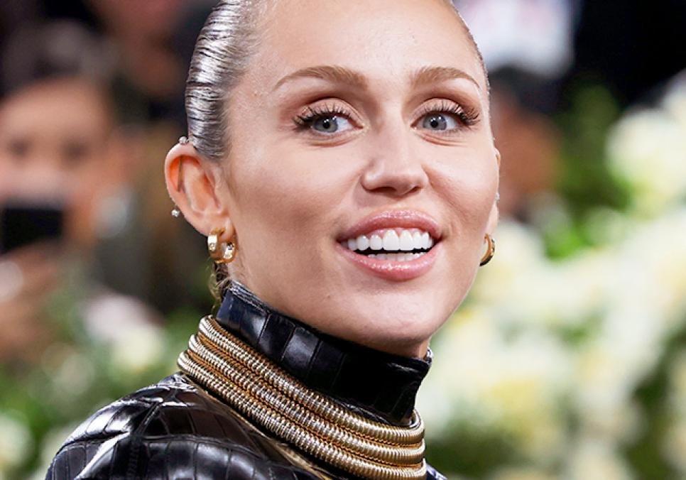 Майлі Сайрус показала ефектний образ на червоній доріжці Met Gala Майлі Сайрус показала ефектний образ на червоній доріжці Met Gala