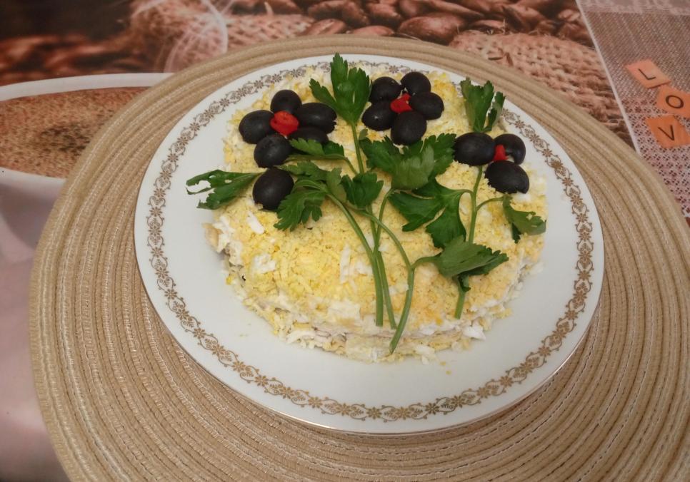 Рецепти:  Смачний ситний салат з курки із чорносливом