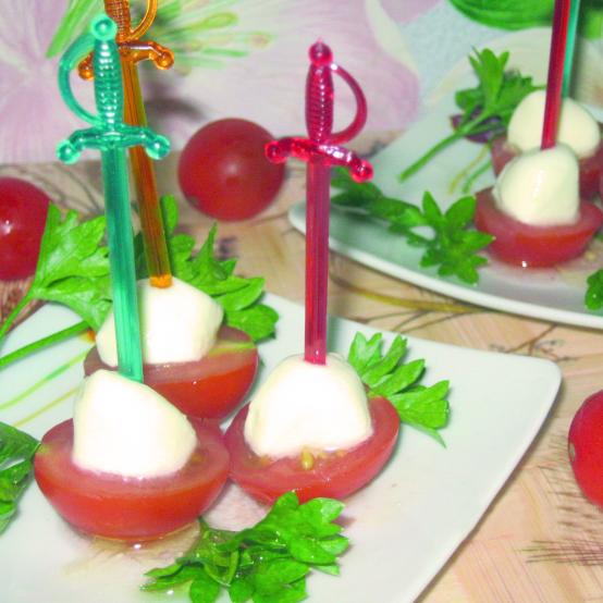 Рецепти: Смачна закуска - капрезе на шпажках Рецепти: Смачна закуска - капрезе на шпажках