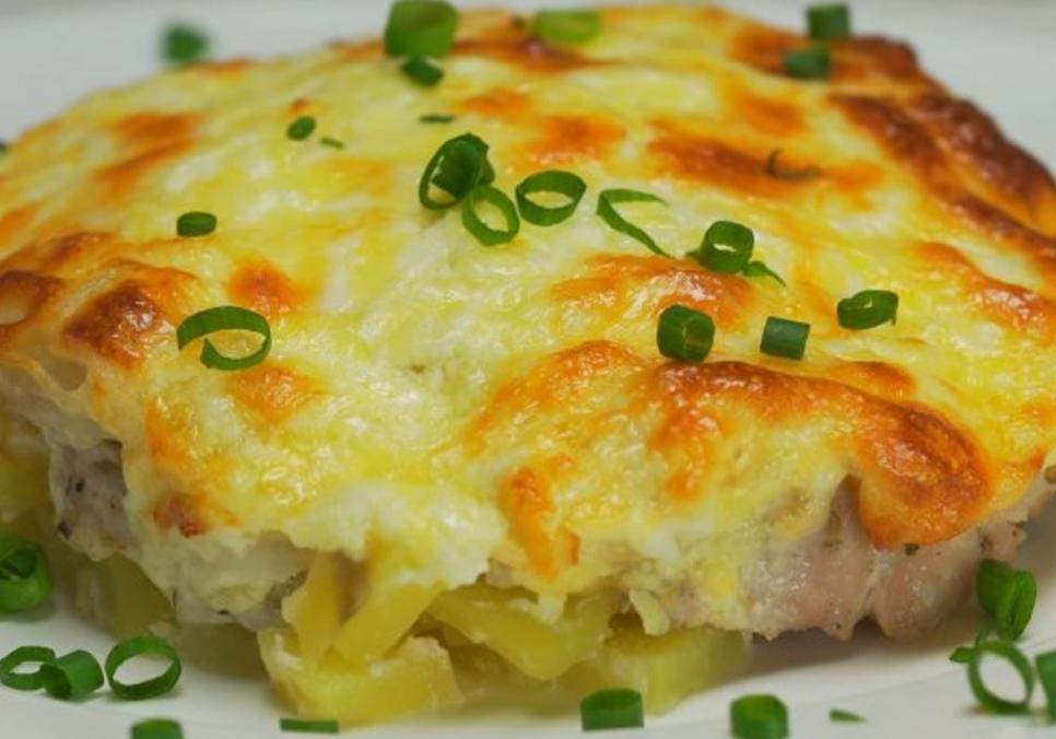 Рецепти:   Смачна апетитна ароматна картопля з м’ясом під сиром