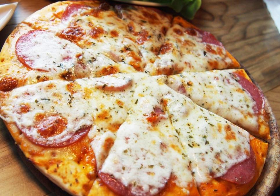 Улюблена страва - піца зі свининою і салямі