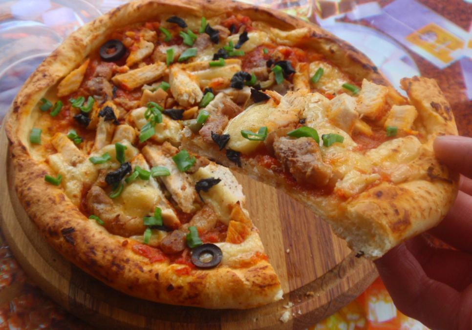 Ароматна піца з куркою і салом