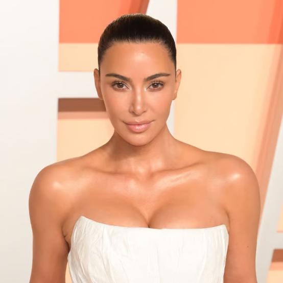 Кім Кардаш'ян похизувалася Birkin за 200 тисяч від Кріс Дженнер, яку раніше віддала Кайлі