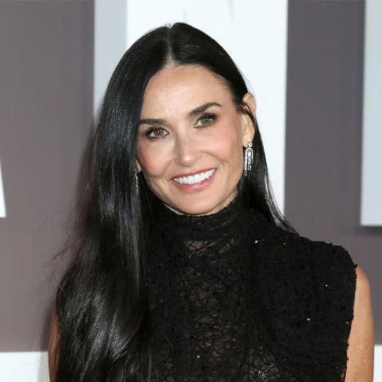 Демі Мур в одязі Balenciaga була схожа на "офіціантку у фартуху"