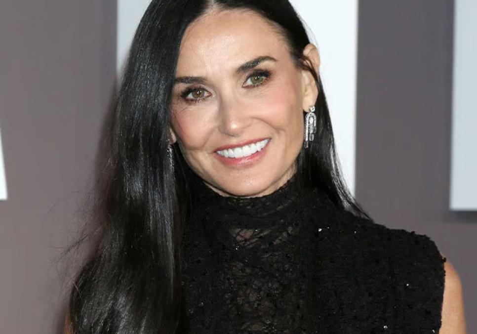 Демі Мур в одязі Balenciaga була схожа на "офіціантку у фартуху"