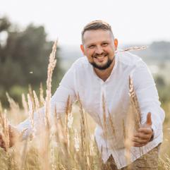 ВІН ЛЮБИВ ПОЛЕ