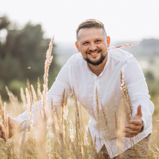 ВІН ЛЮБИВ ПОЛЕ