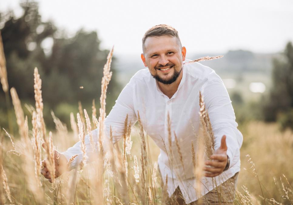 ВІН ЛЮБИВ ПОЛЕ