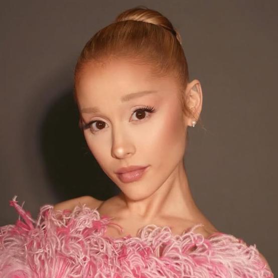 Фанатові, який кинувся на Аріану Гранде під час прем'єри фільму «Зла: Назавжди», заборонено в'їзд до Сінгапуру