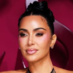 Кім Кардаш'ян у шкіряному пальті на сімейній вечері спростовує наратив «відсутньої» матері