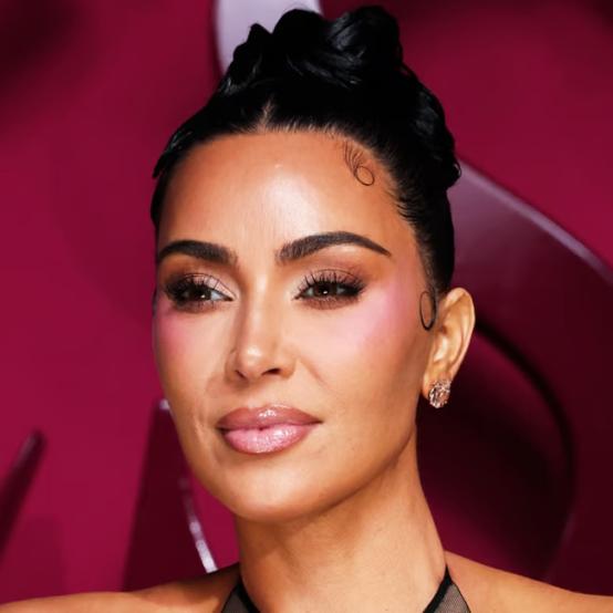 Кім Кардаш'ян у шкіряному пальті на сімейній вечері спростовує наратив «відсутньої» матері