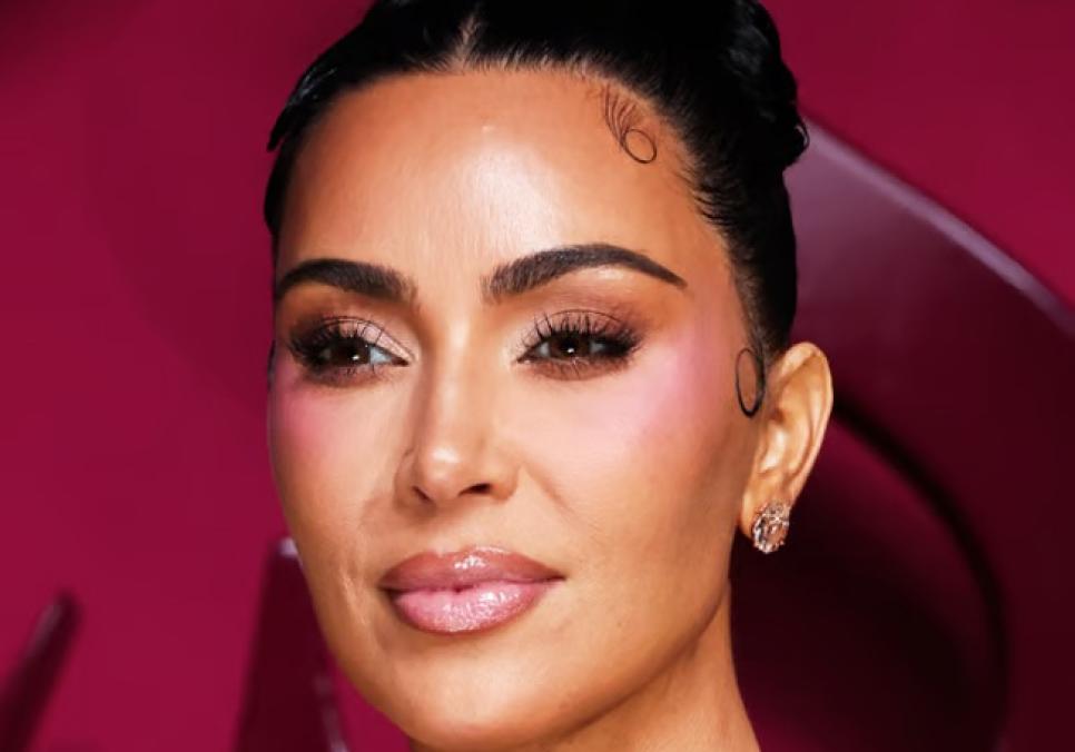 Кім Кардаш'ян у шкіряному пальті на сімейній вечері спростовує наратив «відсутньої» матері