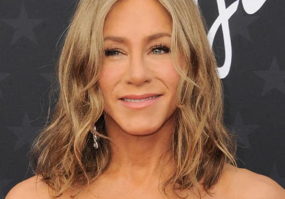 Дженніфер Еністон та Джим Кертіс офіційно підтвердили в Instagram свій роман