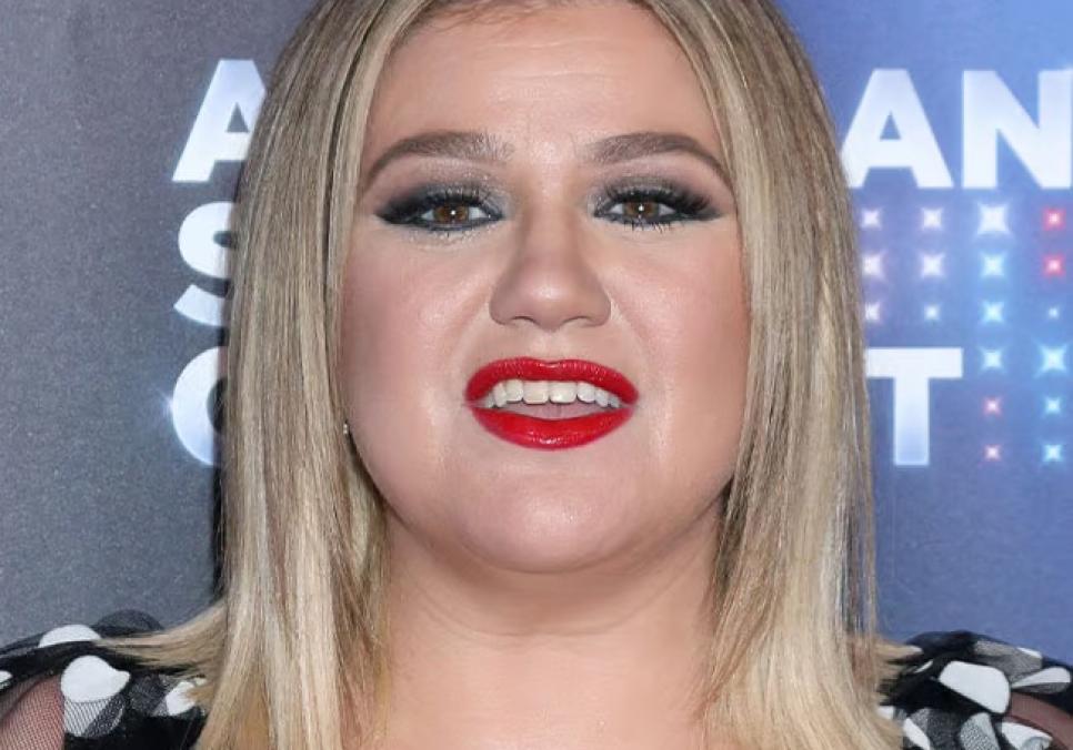 Келлі Кларксон розповіла вірусну історію про пластичного хірурга на сцені у Вегасі