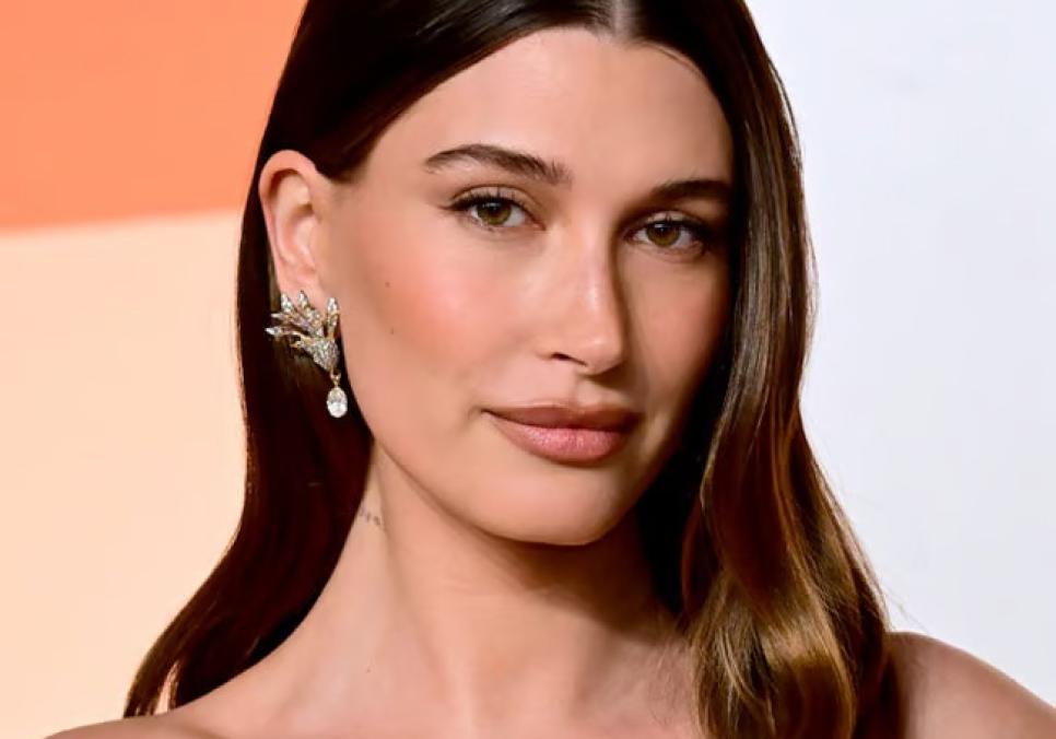 Гейлі Бібер у прозорій сукні Gucci залишила мало простору уяві