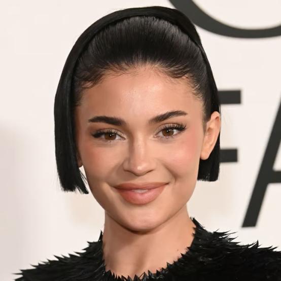 Кайлі Дженнер отримує жорстку критику за дивний конусоподібний бюстгальтер