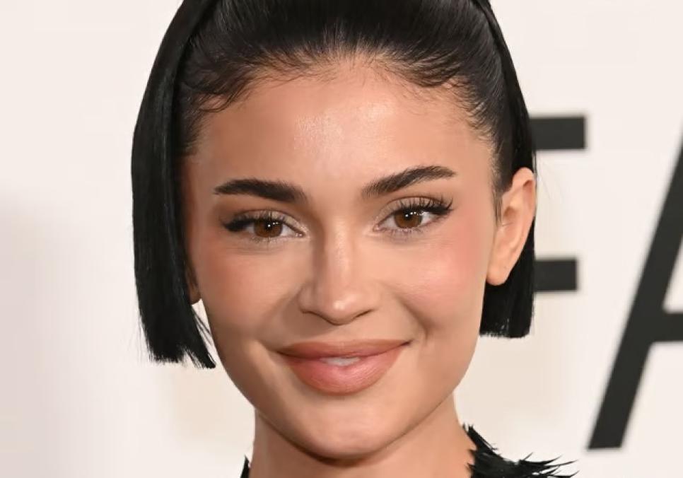 Кайлі Дженнер отримує жорстку критику за дивний конусоподібний бюстгальтер