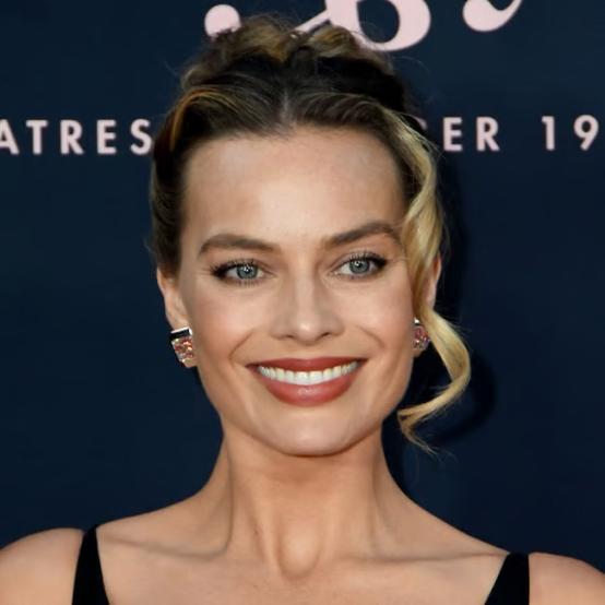 Марго Роббі демонструє шик у «блейзерній» мінісукні на тлі ажіотажу навколо «Грозового перевалу»