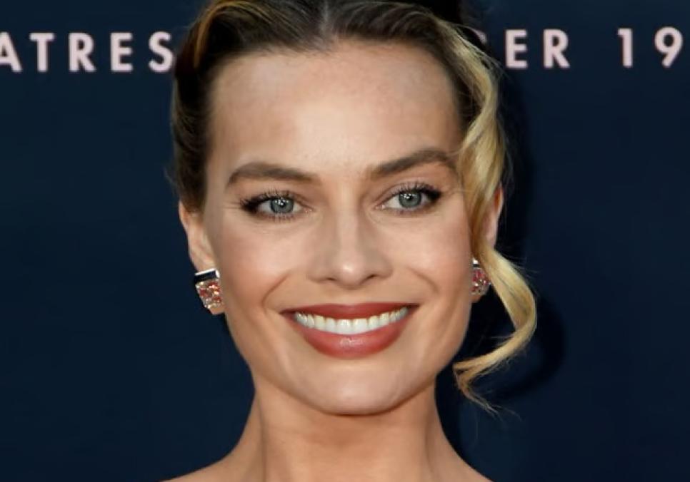 Марго Роббі демонструє шик у «блейзерній» мінісукні на тлі ажіотажу навколо «Грозового перевалу»