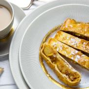 Рецепти:   Смачний домашній яблучний штрудель «Віденський»