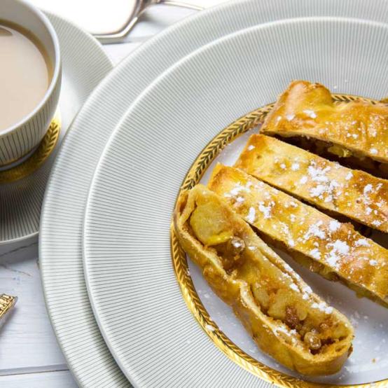 Рецепти:   Смачний домашній яблучний штрудель «Віденський»