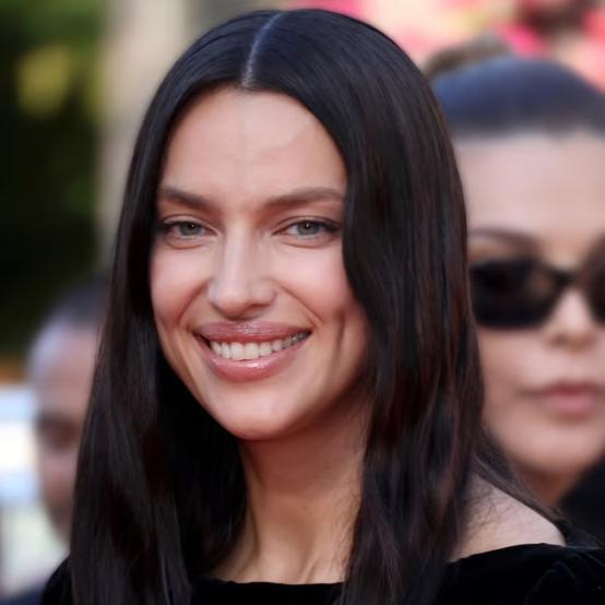 Ірина Шейк ідеально втілила тренд «Бюстгальтер-конус» у Празі