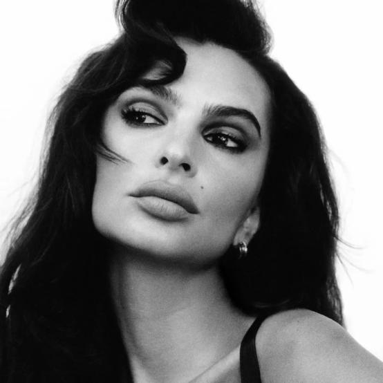 Емілі Ратаковскі демонструє неймовірну фігуру в чуттєвій чорно-білій фотосесії