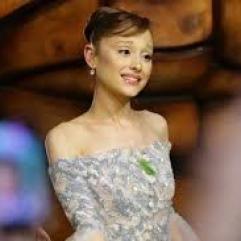 Фанатові, який кинувся на Аріану Гранде під час прем'єри фільму «Зла: Назавжди», заборонено в'їзд до Сінгапуру