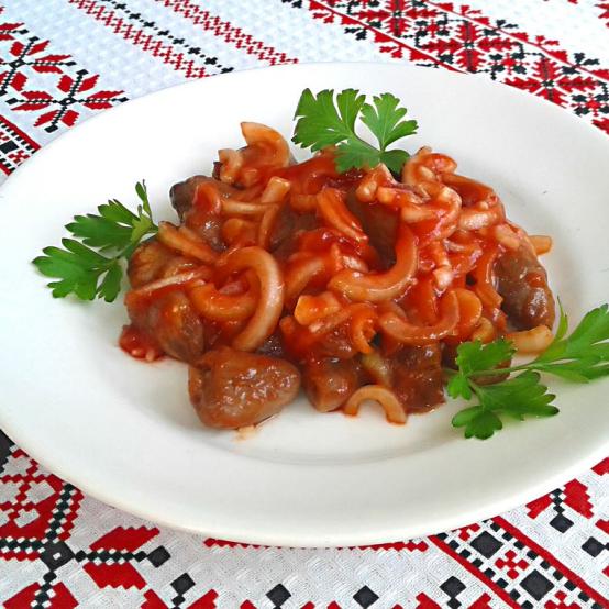 Рецепти:  Смачні поживні курячі сердечка в томатно-цибулевій підливі