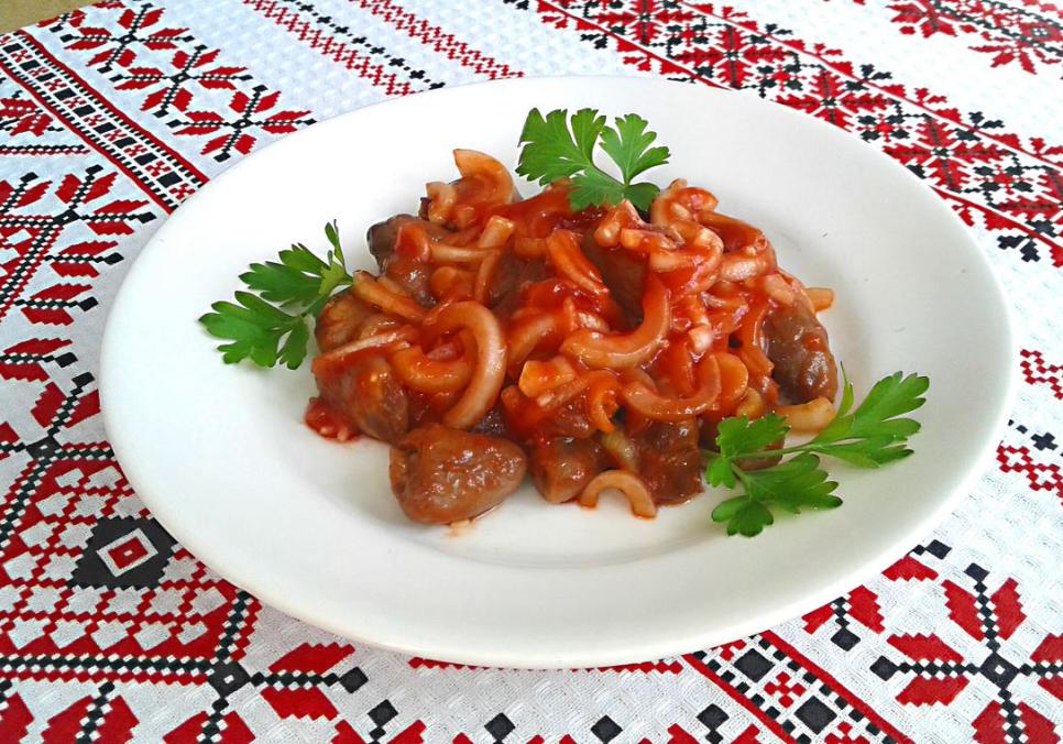 Рецепти:  Смачні поживні курячі сердечка в томатно-цибулевій підливі