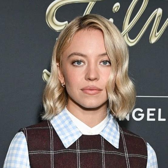 Сідні Свіні ігнорує катастрофу фільму «Крісті», демонструючи шик у мінісукні