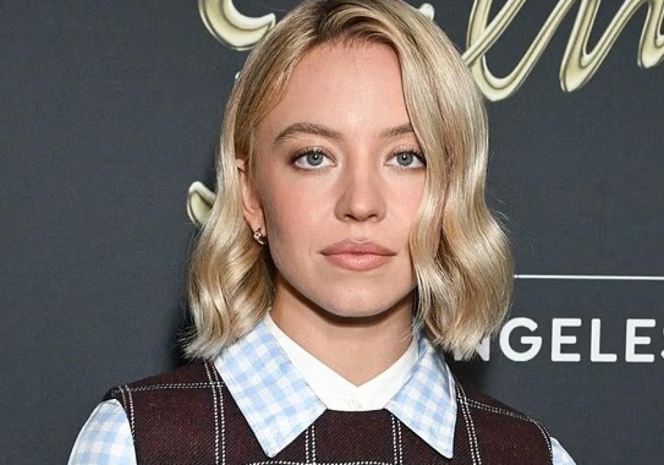 Сідні Свіні ігнорує катастрофу фільму «Крісті», демонструючи шик у мінісукні