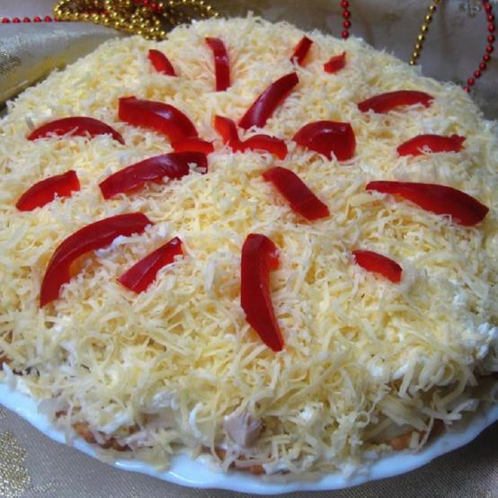 Рецепти:   Смачний домашній салат із крекером  та ковбасою