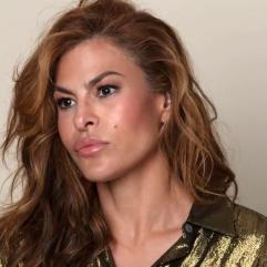 Єва Мендес вразила мережу квітковою сукнею, що підкреслила її фігуру