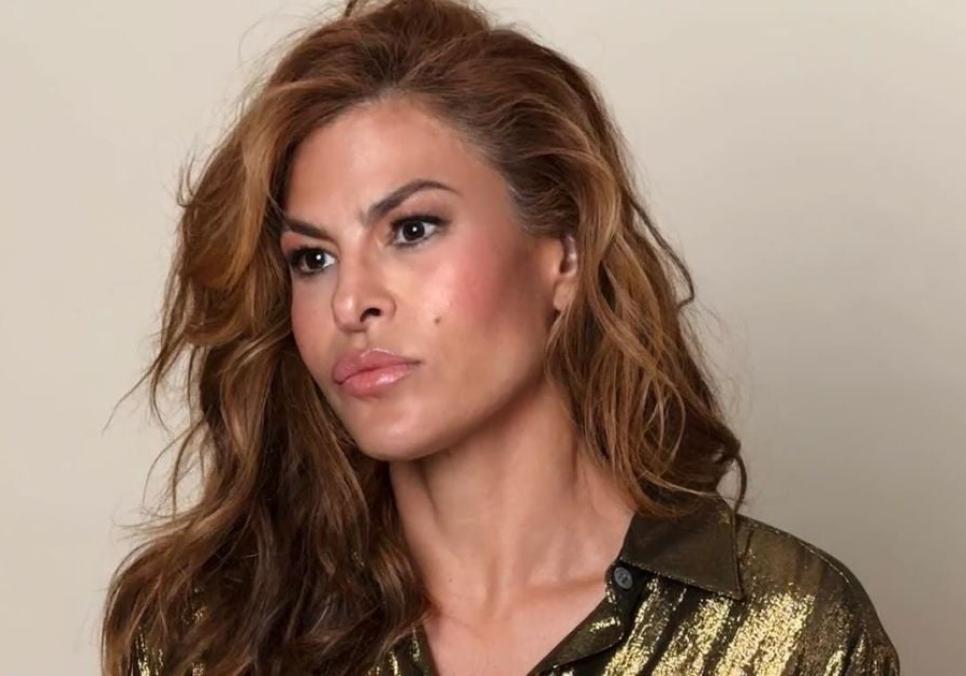 Єва Мендес вразила мережу квітковою сукнею, що підкреслила її фігуру