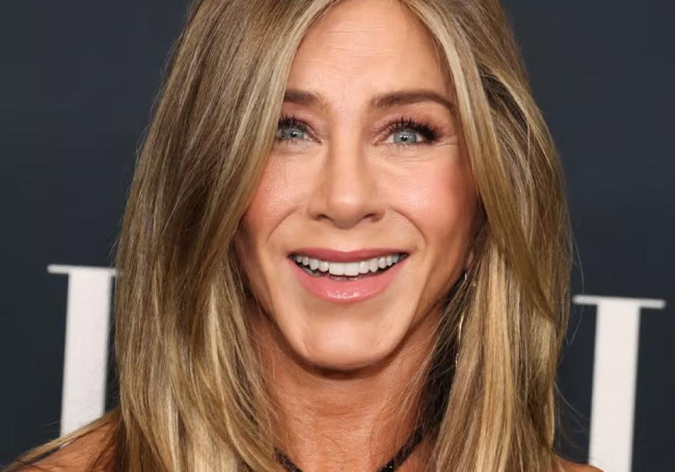 Дженніфер Еністон продемонструвала сивину та зняла хлопця у відео для LolaVie