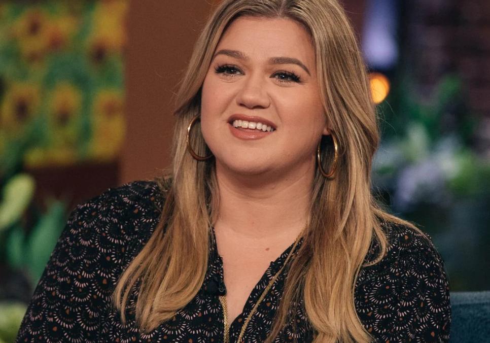 Келлі Кларксон продемонструвала гелловінський гламур і перевтілення у зірку 50-х