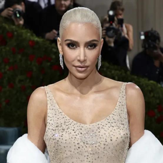 Кім Кардаш'ян шкодує про колір волосся на червоній доріжці Met Gala