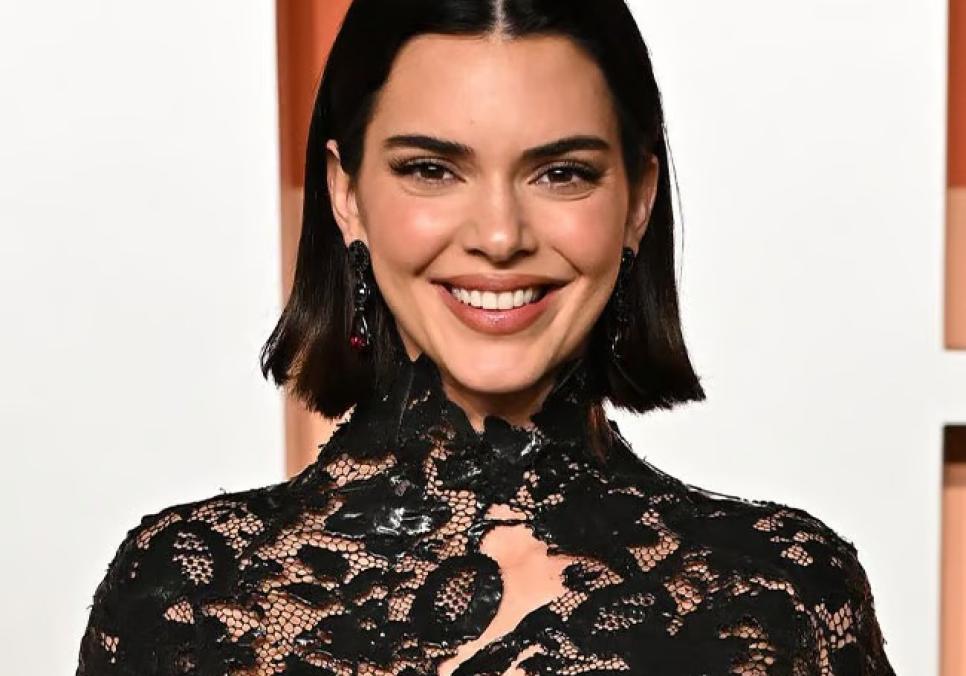 Кендалл Дженнер відсвяткувала 30-річчя на розкішному пляжі в суперовому топі з вирізами