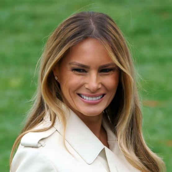 Меланія Трамп у розкішному осінньому образі роздавала цукерки в Білому домі