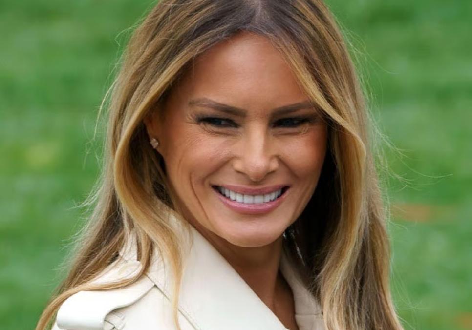 Меланія Трамп у розкішному осінньому образі роздавала цукерки в Білому домі Меланія Трамп у розкішному осінньому образі роздавала цукерки в Білому домі