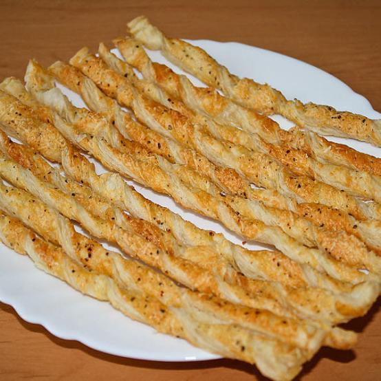 Рецепти:  Смачні листкові сирні палички з кмином