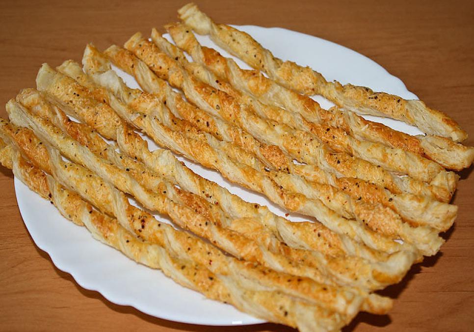 Рецепти:  Смачні листкові сирні палички з кмином