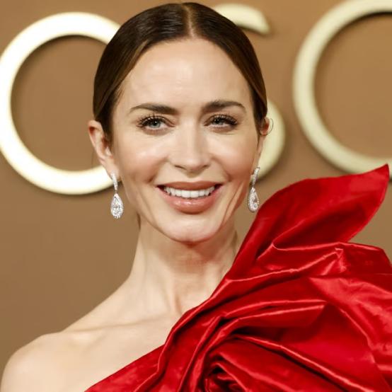 Емілі Блант і її червона сукня спричинили ажіотаж у Голлівуді